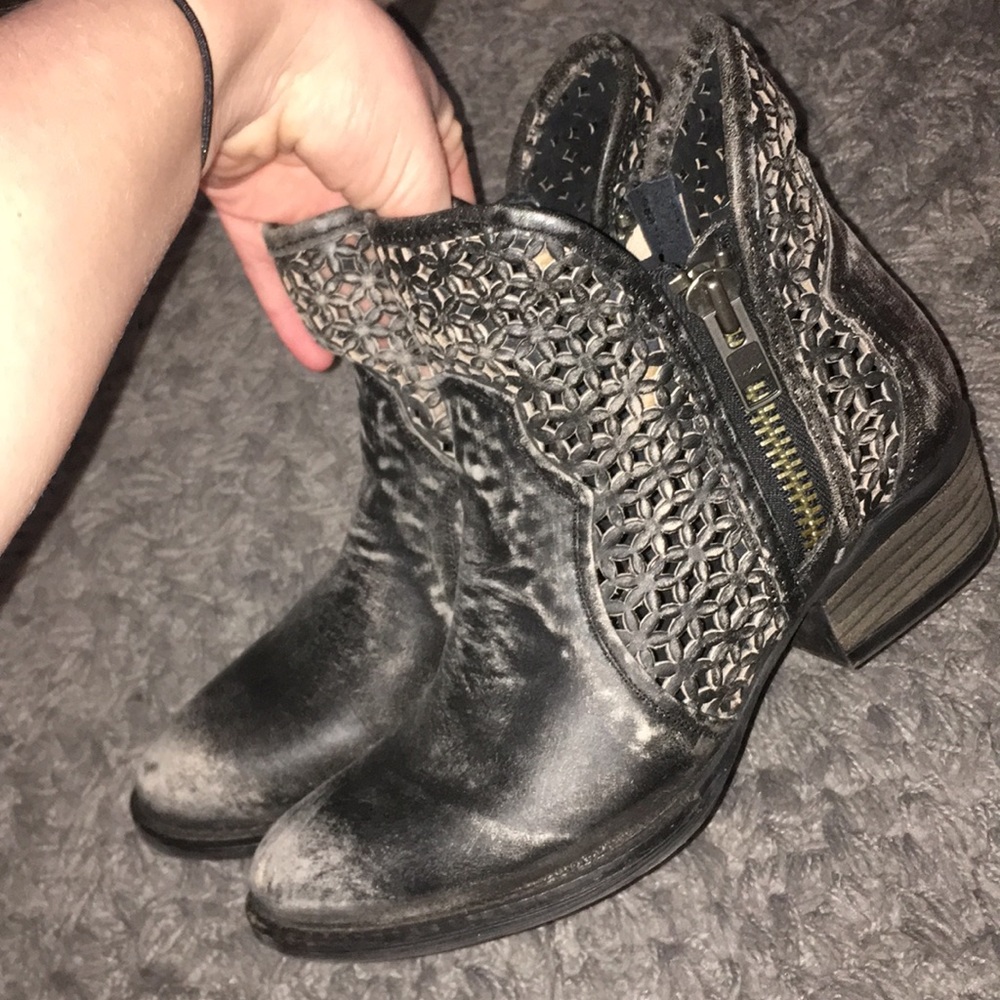 Circle G booties black distressed leather